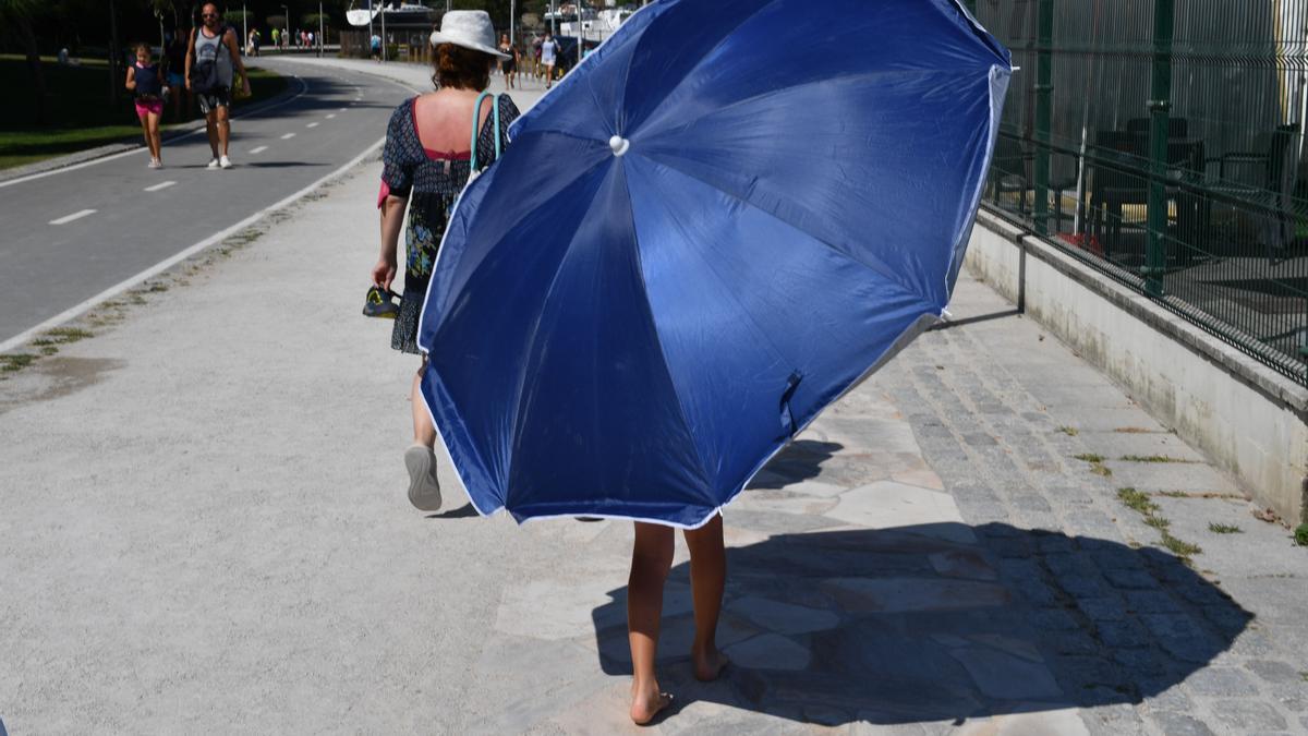 Las playas de A Coruña, abarrotadas con las mareas vivas