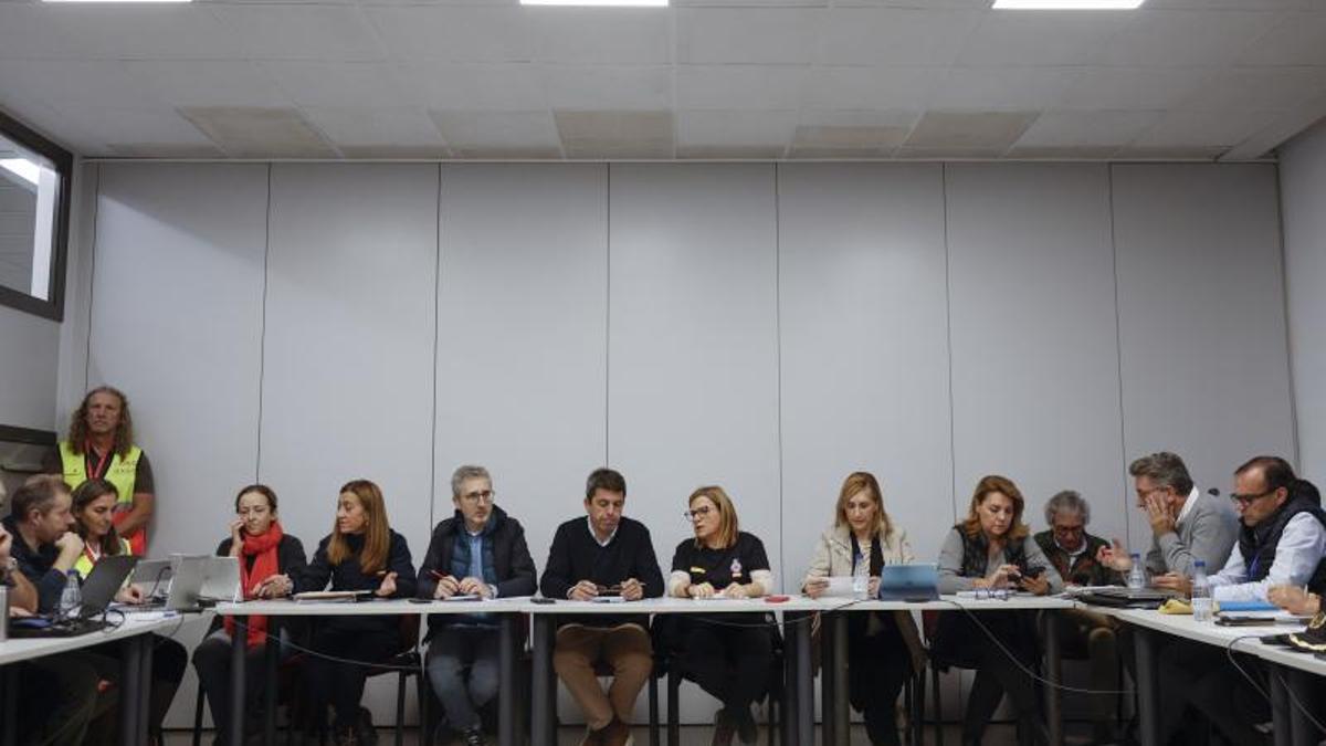 Reunión del Centro de Coordinación Operativa (CECOPI) en la sede del 112 valenciano el 13 de noviembre. En el centro, el presidente autonómico, Carlos Mazón, el secretario de Estado de Política Territorial, Arcadi España, y la consellera de Interior, Salomé Paradas