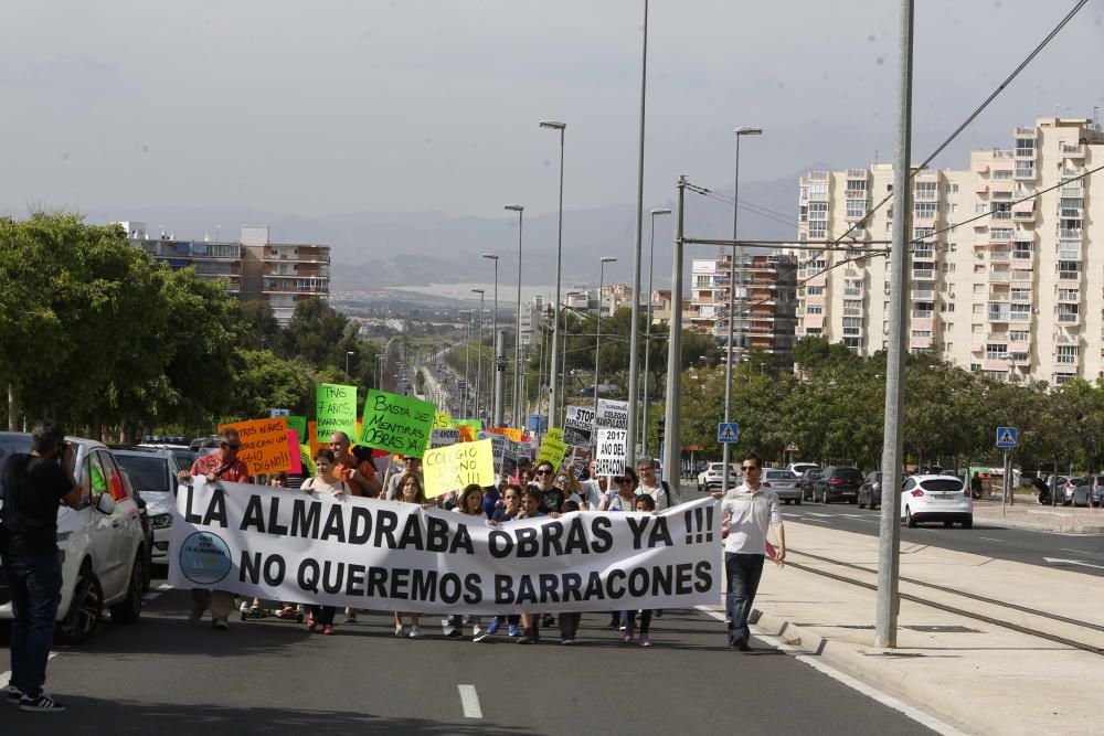 Protesta contra los barracones en La Almadraba