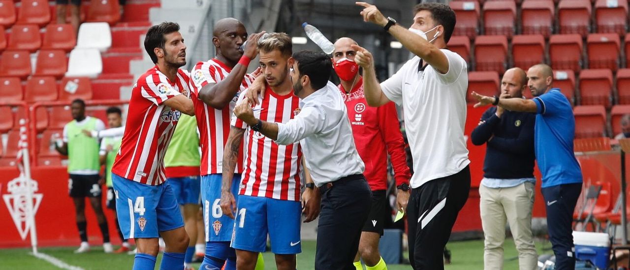 José Alberto, al fondo, en su vuelta a El Molinón