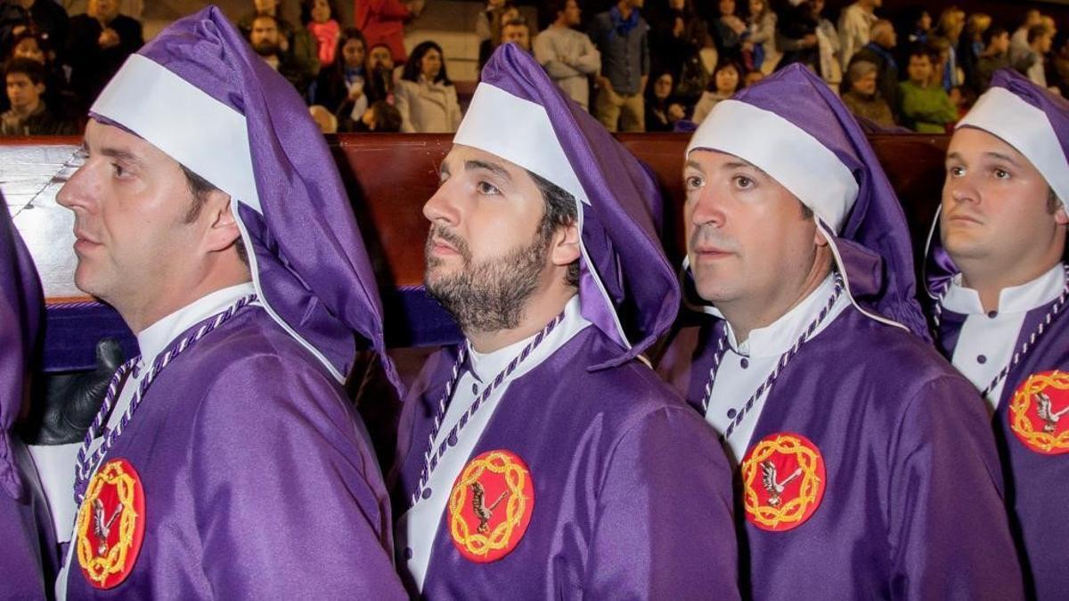 El presidente de la Comunidad Autónoma de la Región de Murcia, Fernando López Miras, segundo por la izquierda, portando al Cristo del Rescate, del Paso Blanco, por la carrera principal de la Semana Santa lorquina.