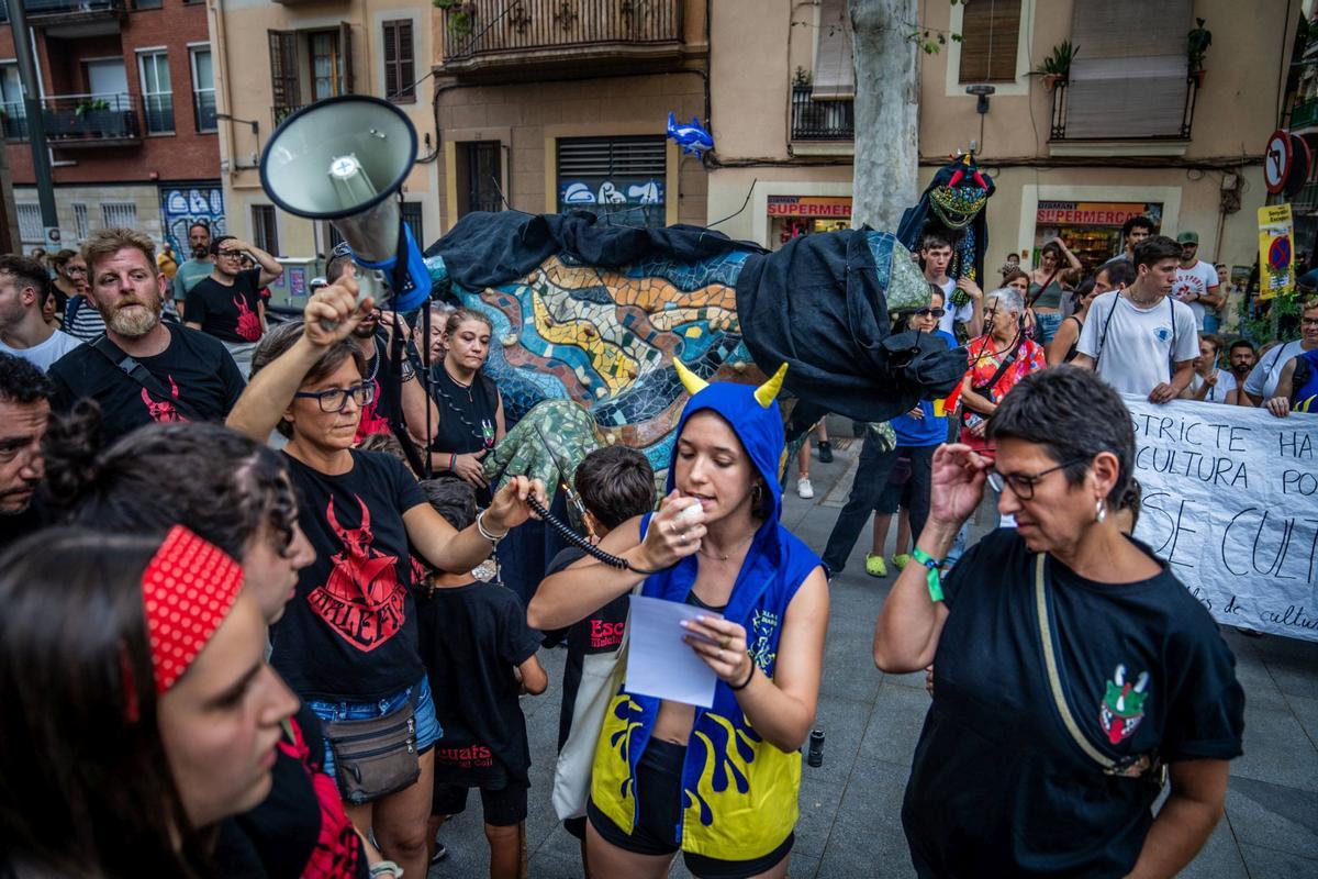 Un funeral por la cultura popular sustituye la masiva cercavila de las fiestas de Gràcia 2024