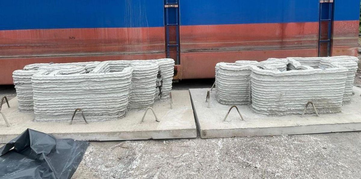 Dos de los prototipos de hormigón en 3D que se fondearon en aguas de El Musel el pasado lunes.