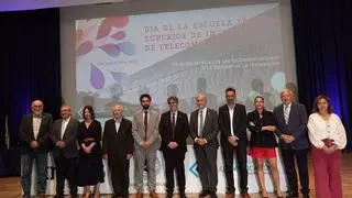 La escuela de Telecomunicación de la UMA otorga sus medallas a los exrectores Martín Delgado y  Narváez, junto con Innova IRV