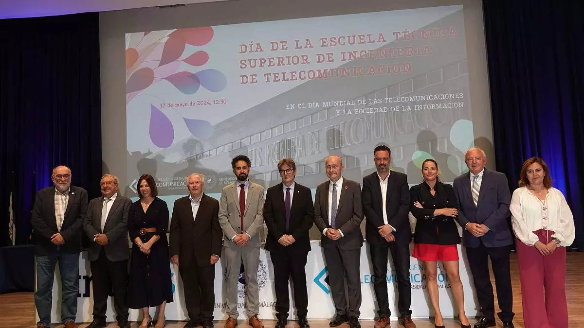 La escuela de Telecomunicación de la UMA otorga sus medallas a los exrectores Martín Delgado y  Narváez, junto con Innova IRV