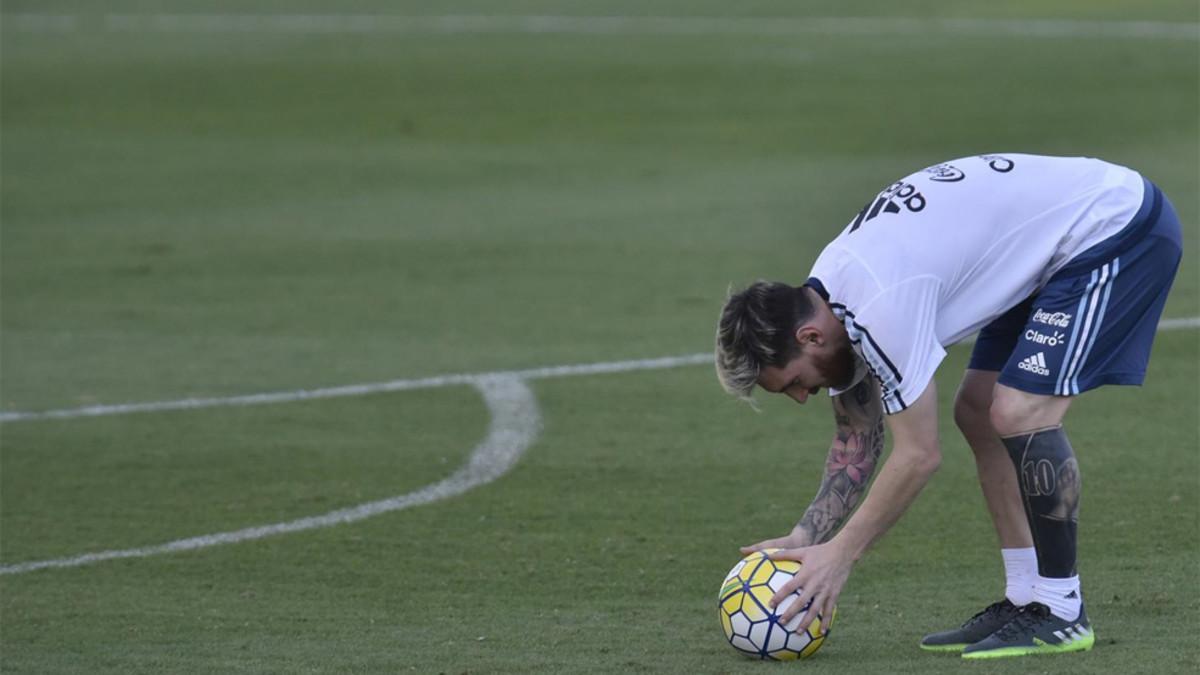 Leo Messi, practicando los lanzamientos durante un entrenamiento con Argentina
