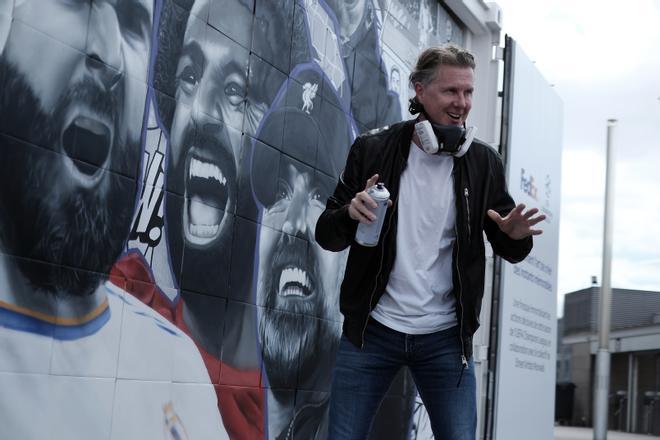 El increíble mural que preside el Stade de France para la final de la Champions