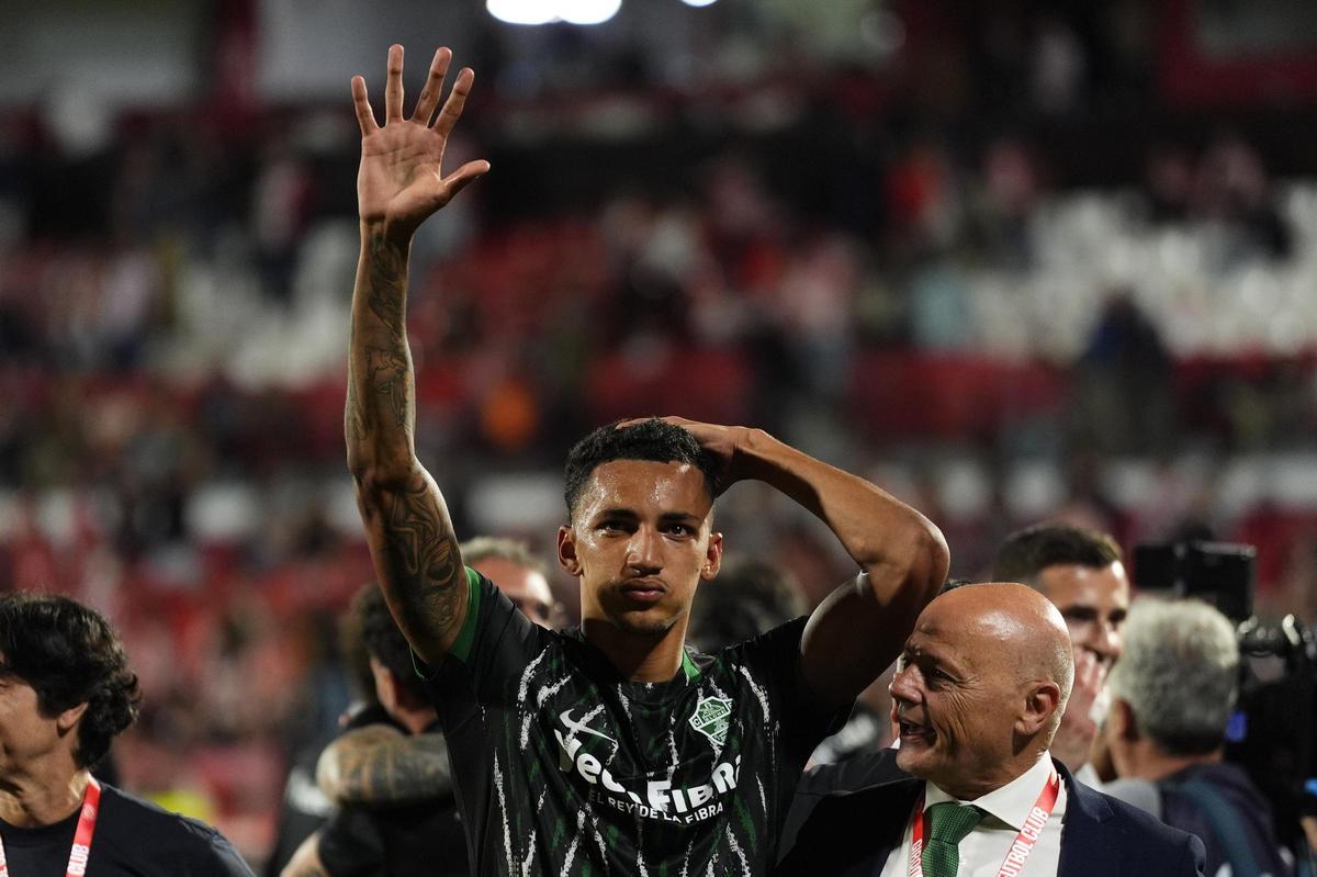 Álvaro Rodríguez, visiblemente emocionado, saluda a la afición franjiverde desplazada en Montilivi, tras la permanencia.