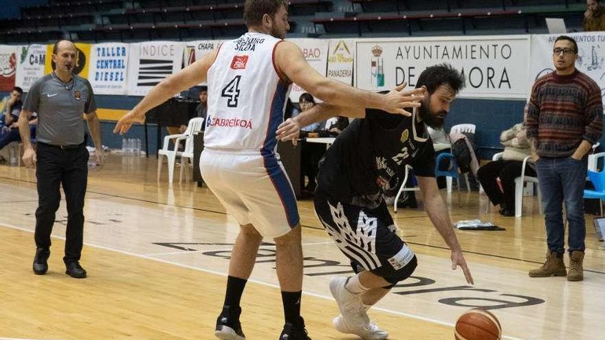 Alexei en una acción defensiva durante el partido jugado el sábado en el Municipal &quot;Ángel Nieto&quot;. // LOZ