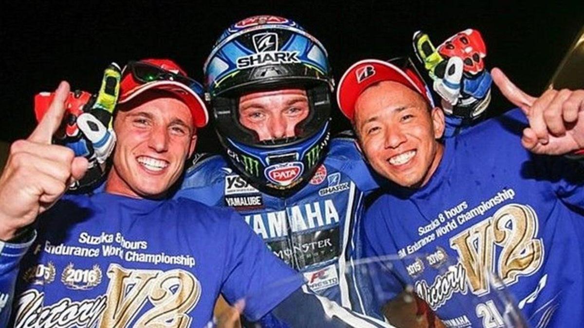 Pol Espargaró, Alex Lowes y Katsuyuka Nakasuga celebran la victoria en Suzuka.