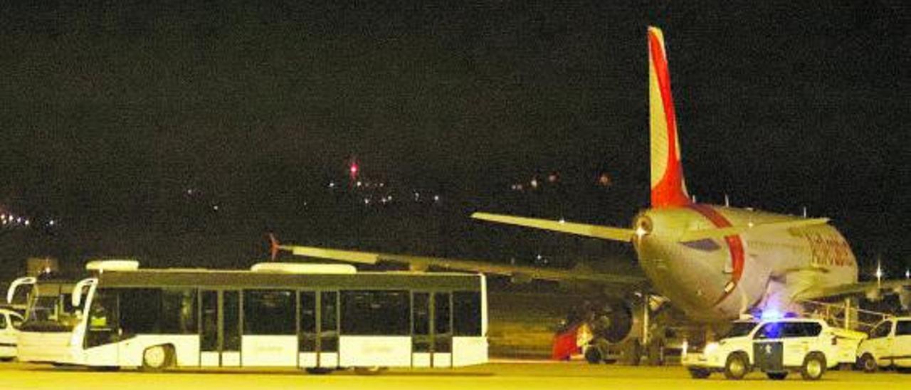 La Guardia Civil, junto al avión tras la fuga