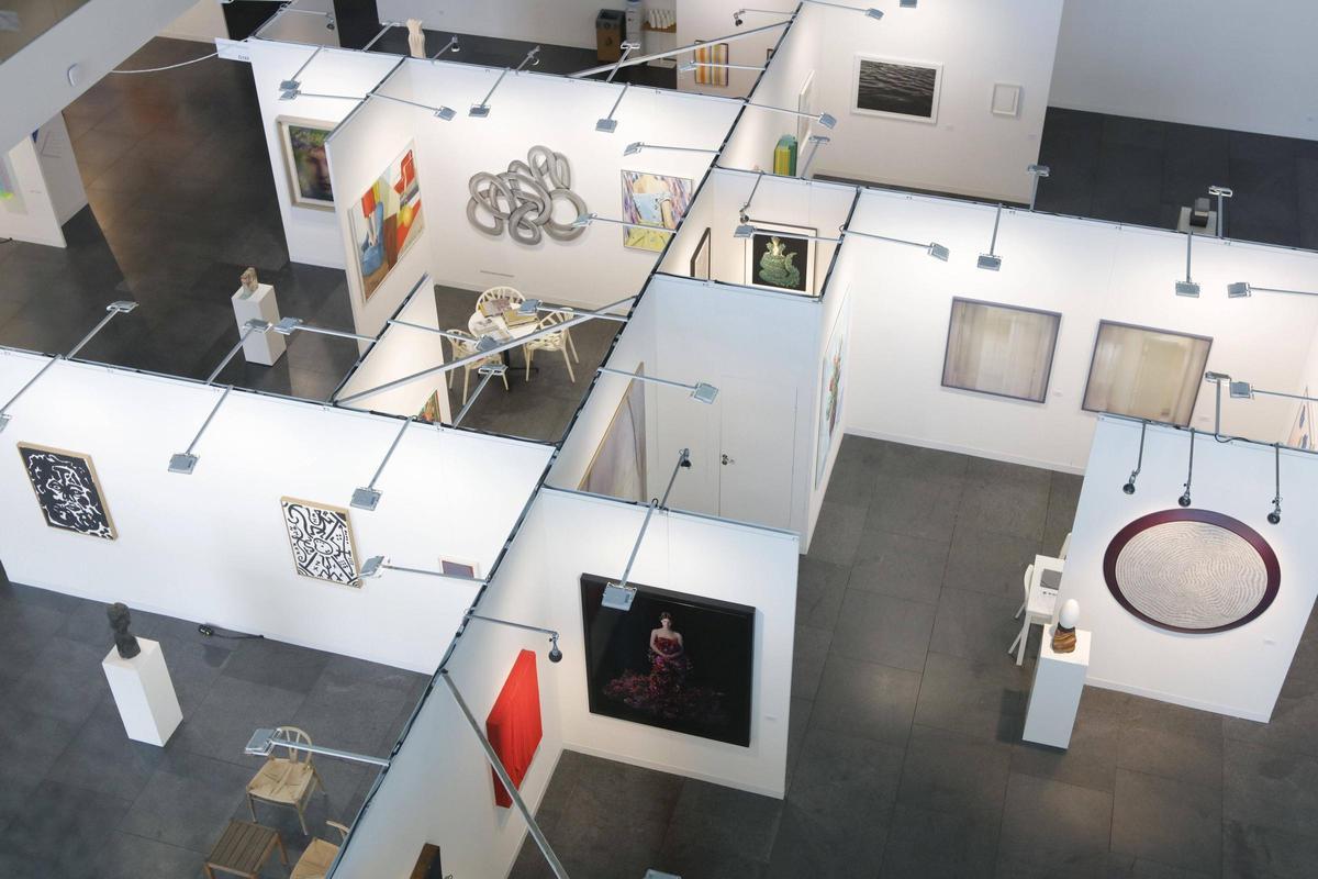 Einige Messestände der Art Cologne Palma Mallorca, die aus dieser Perspektive beinahe selbst wie ein abstraktes Kunstwerk wirken.