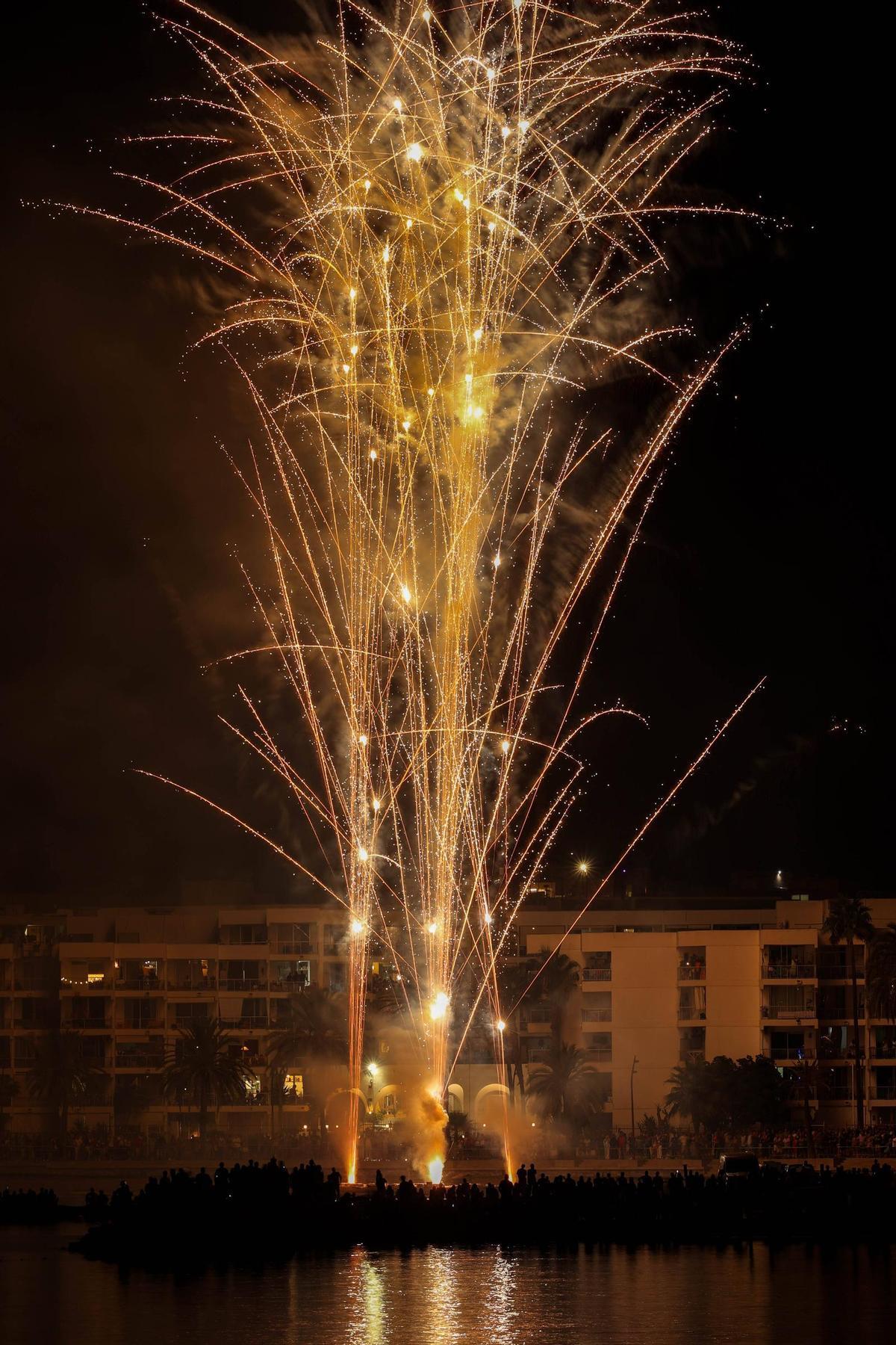Mira aquí todas las fotos de los fuegos artificiales en ses Figueretes Mira aquí todas las fotos de los fuegos artificiales en ses Figueretes
