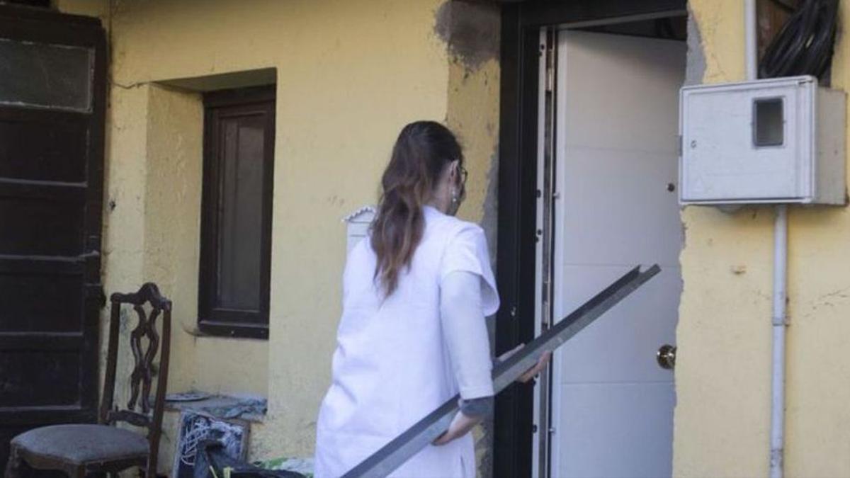 Marina recoge material en la casa de su propiedad que ha sido declarada en ruina por el Ayuntamiento.