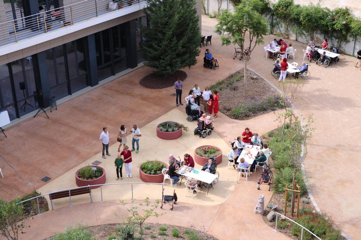 Quart estrena un jardín para trabajar contra el Alzheimer a través de los sentidos