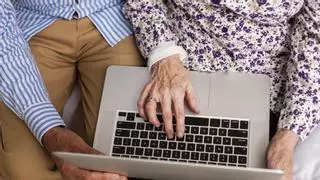 La Xunta habilitará a más de 140 funcionarios para ayudar a 60.000 gallegos a hacer sus trámites por internet