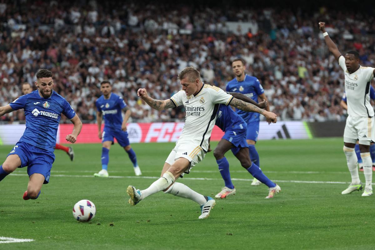 Toni Kroos remata a puerta durante el Real Madrid - Getafe en el Bernabéu.