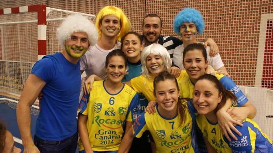 María Arabia, Almudena, Melania, Adriana y Carmen, junto a un grupo de aficionados. | P,C,