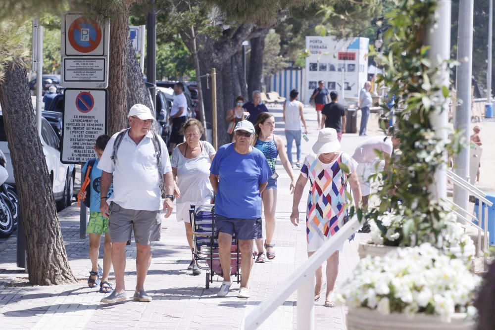 L'onada de calor omple les platges gironines