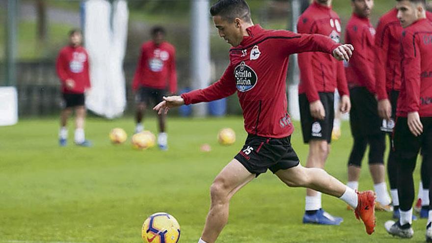 Pedro Sánchez, a punto de golpear el balón en el entrenamiento de ayer en Abegondo.