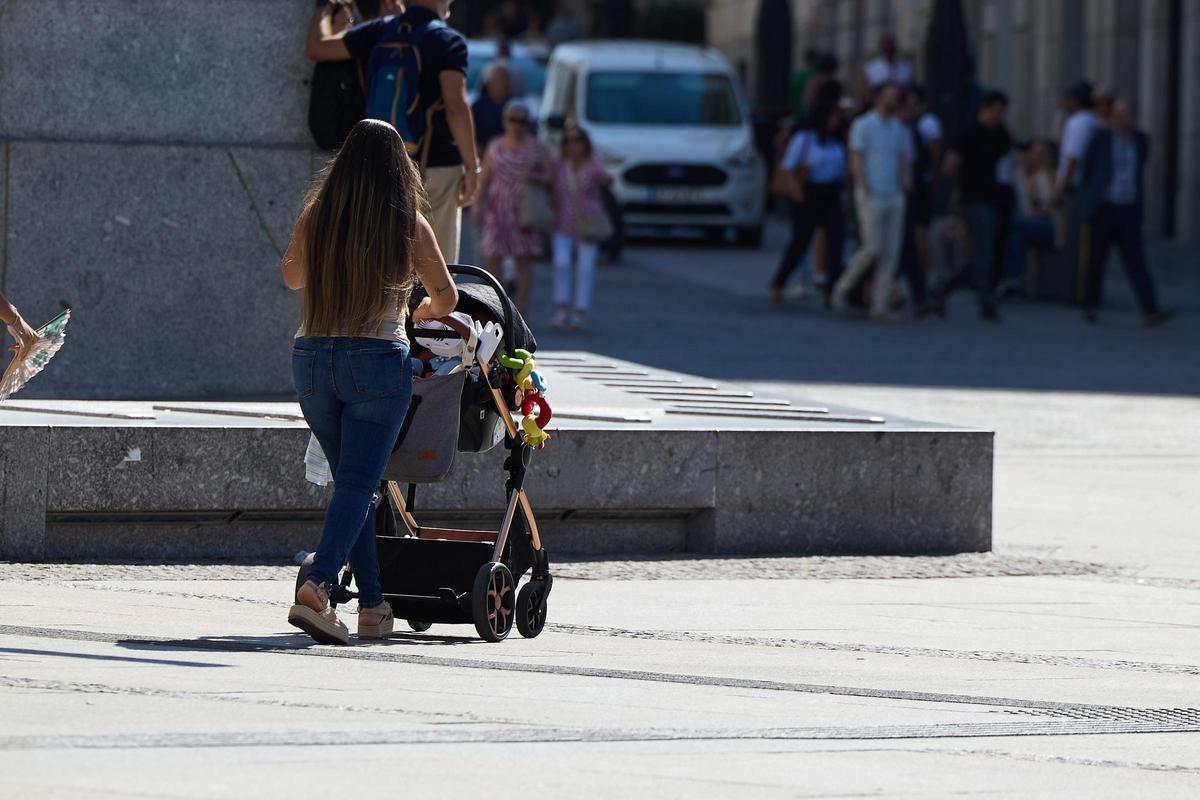 Una mujer con un carrito de bebé, a 15 de julio de 2025, en Madrid.