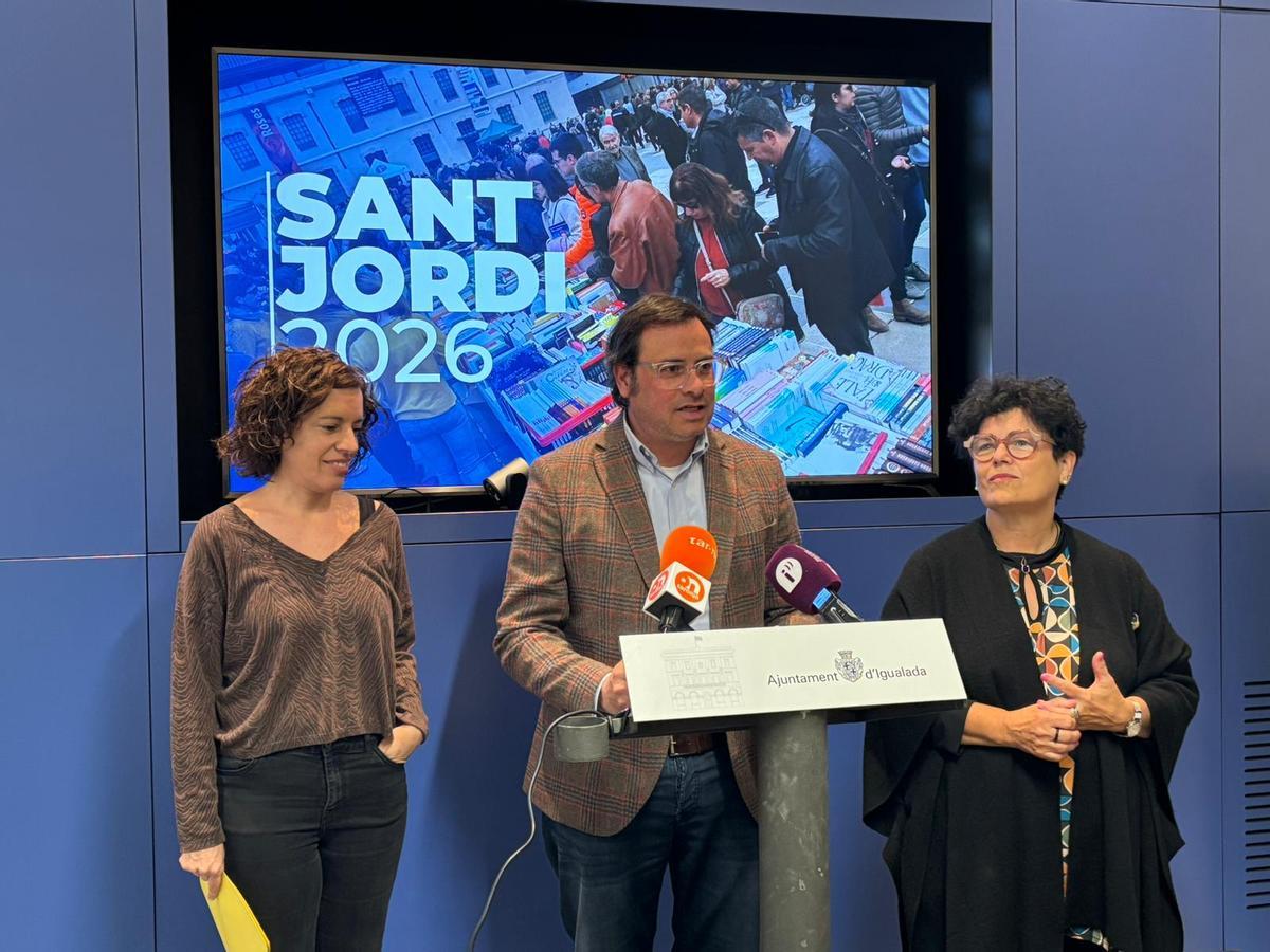 Montserrat Lobato (directora de la biblioteca), Miquel Vives (regidor d’Entitats) i Carme Riera (regidora de Cultura)