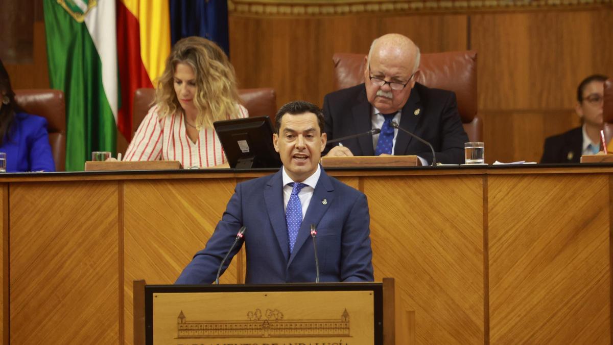 El presidente de Andalucía, Juan Manuel Moreno, en la tribuna del Parlamento andaluz.