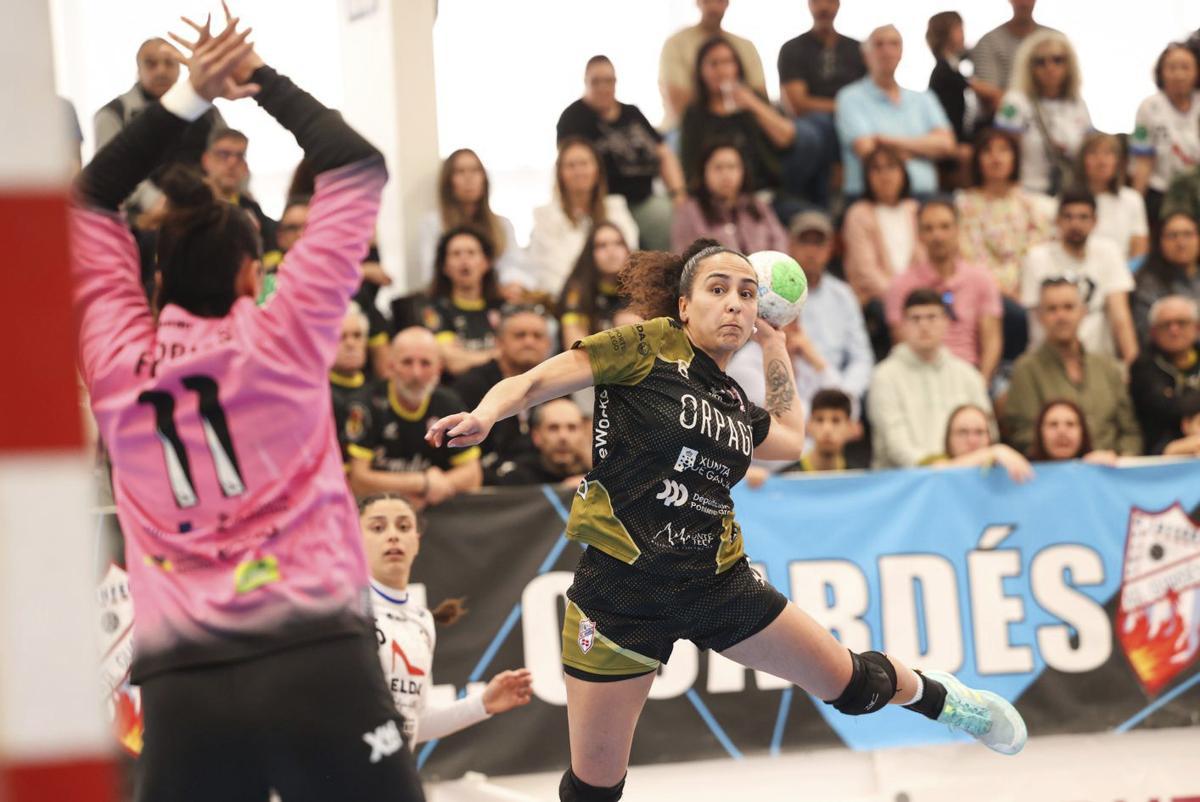 Jazmín Mendoza lanza a la portería del Elda Prestigio, en el partido de ayer en A Sangriña. | SPORTCOECO