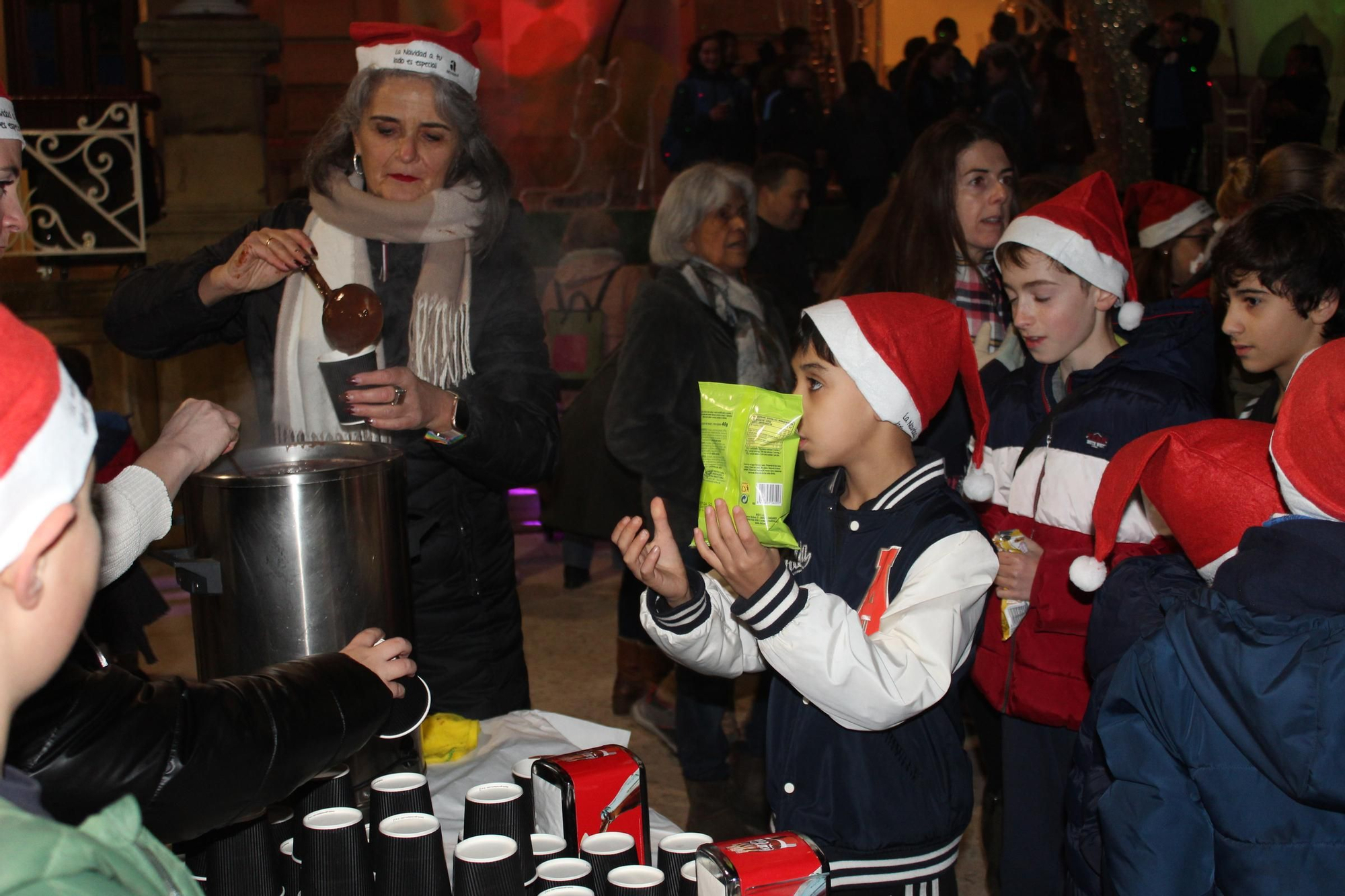 Villaviciosa 'descorcha' la Navidad con un brindis multitudinario