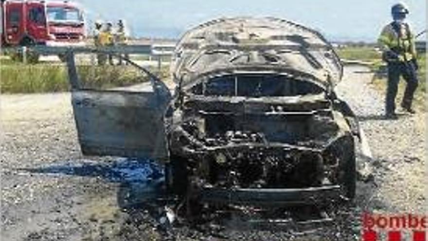 Un cotxe crema totalment a tocar la C-31 a Siurana