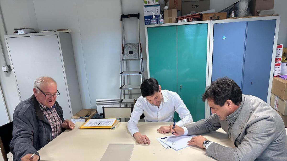 La signatura del contracte de compra de la meitat de l'Escorxador