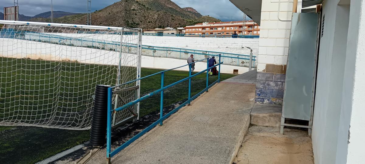 Operarios de la empresa contratada para renovar el césped de la Moleta han empezado a trabajar en las instalaciones de la Vall.