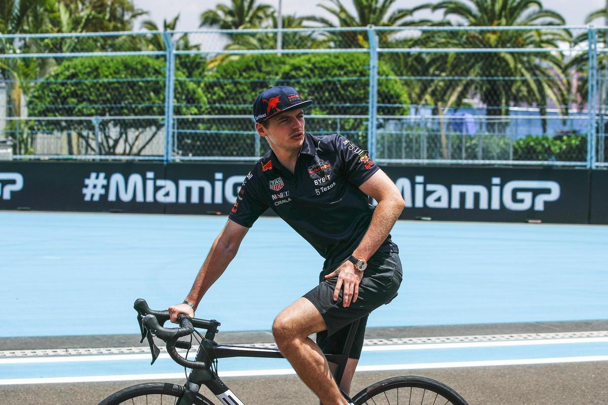 Max Verstappen rueda en bici en el circuito urbano de Miami.