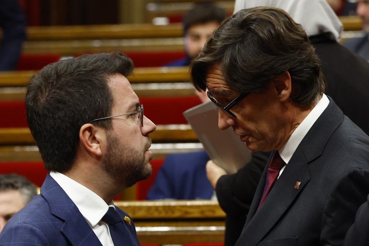 El president Pere Aragonès y el líder del PSC y jefe de la oposición, Salvador Illa, este miércoles en el Parlament
