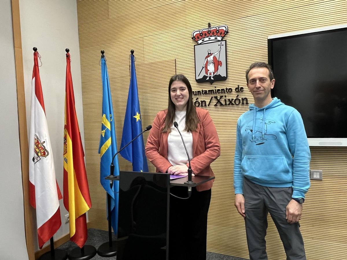 Olaya Suárez y Francisco Flórez, esta mañana, en el Ayuntamiento de Gijón.