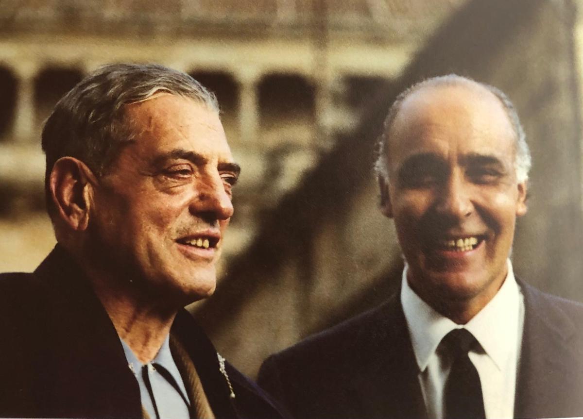 Luis Buñuel con su amigo, el doctor José Luis Barros, en el Obradoiro