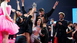 Chanel y sus bailarines celebran el triunfo en la final del Benidorm Fest.