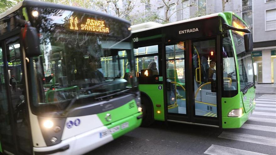 Aucorsa solo permitirá patinetes en los autobuses si van plegados y en una bolsa