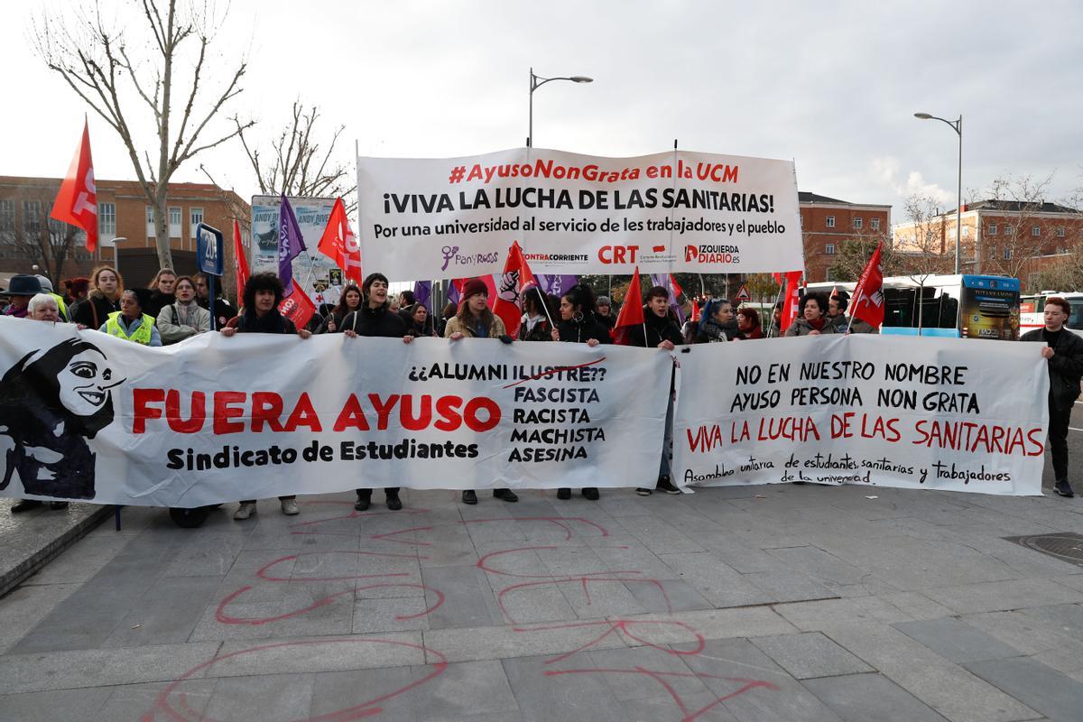 MADRID, 24/01/2023.- Protestas de sanitarios y estudiantes ante la facultad de Ciencias de la Información de Universidad Complutense (UCM), donde la presidenta de la Comunidad de Madrid, Isabel Díaz Ayuso, que cursó allí su carrera de periodismo, recibe este martes un reconocimiento como alumna ilustre, un homenaje que se produce entre medidas de seguridad ante el rechazo que ha despertado que le otorguen este premio. EFE/ Eduardo Oyana