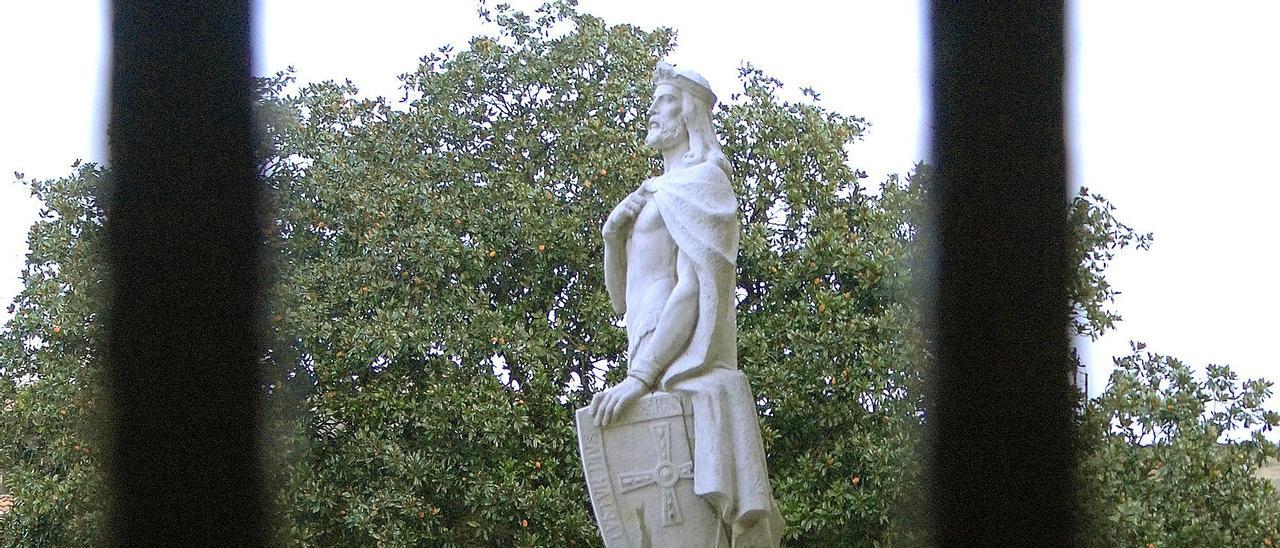 Estatua de Alfonso II junto a la Catedral.