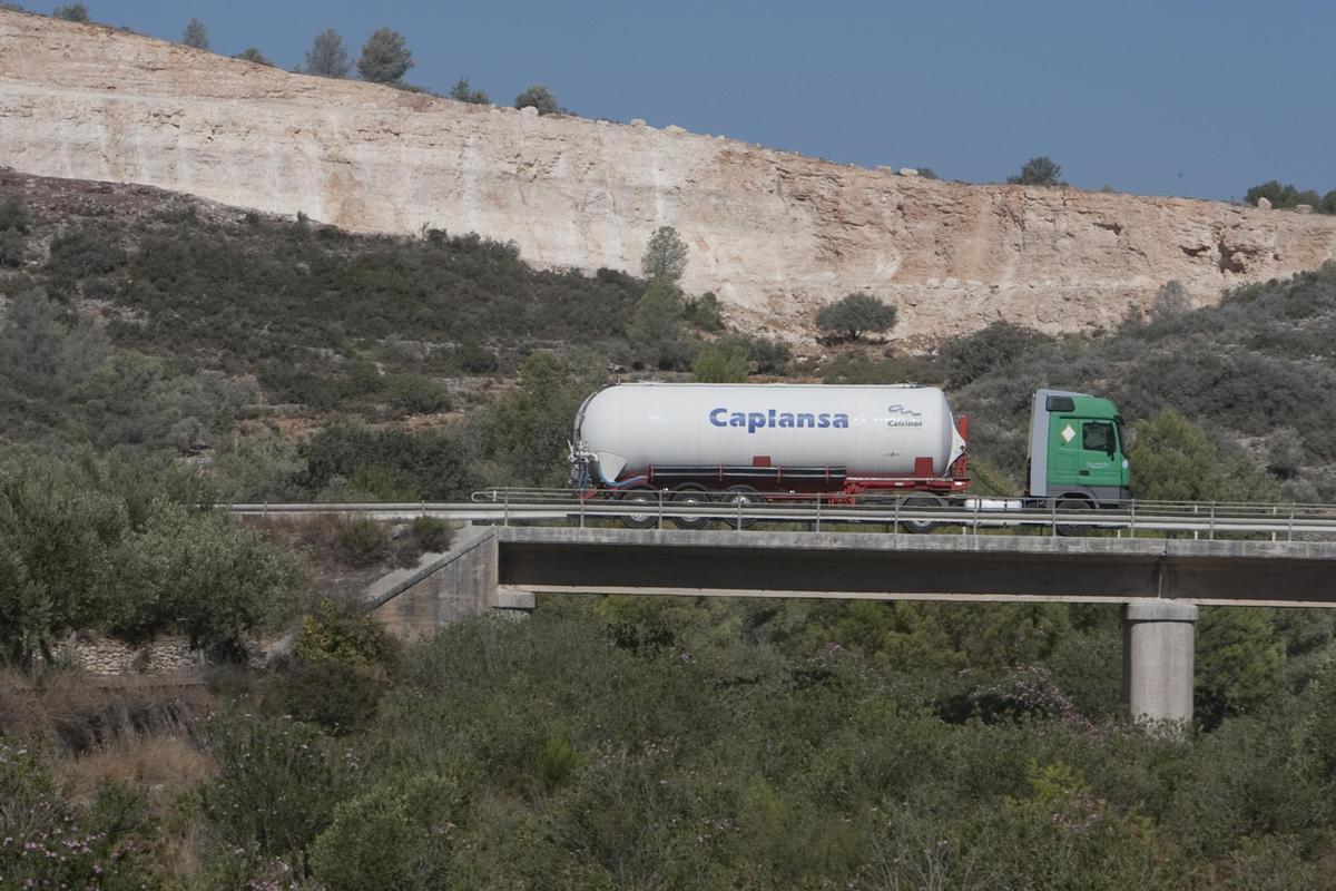Un camión de la empresa Caplansa circulando por la carretera de acceso a la cantera de Enguera.