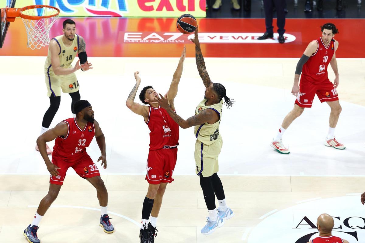 Clyburn trata de anotar en un ataque del Barça en el duelo ante el Armani Milán