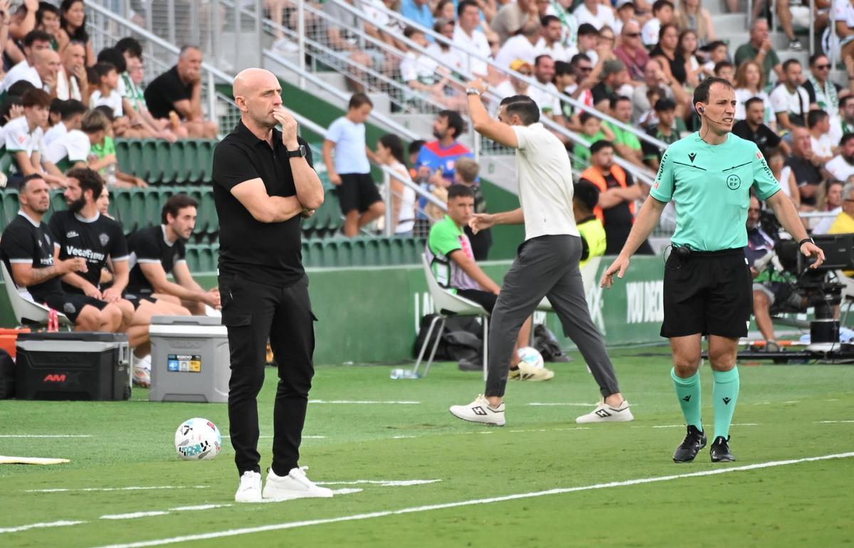 Calero, en primer plano, pensativo; con Sarabia enfadado al fondo, en el Elche-Levante de esta temporada