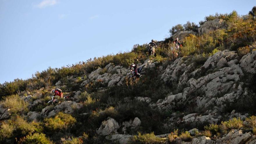 Los motoristas bajan por la ladera que lleva al Castell de l&#039;Ocaive.