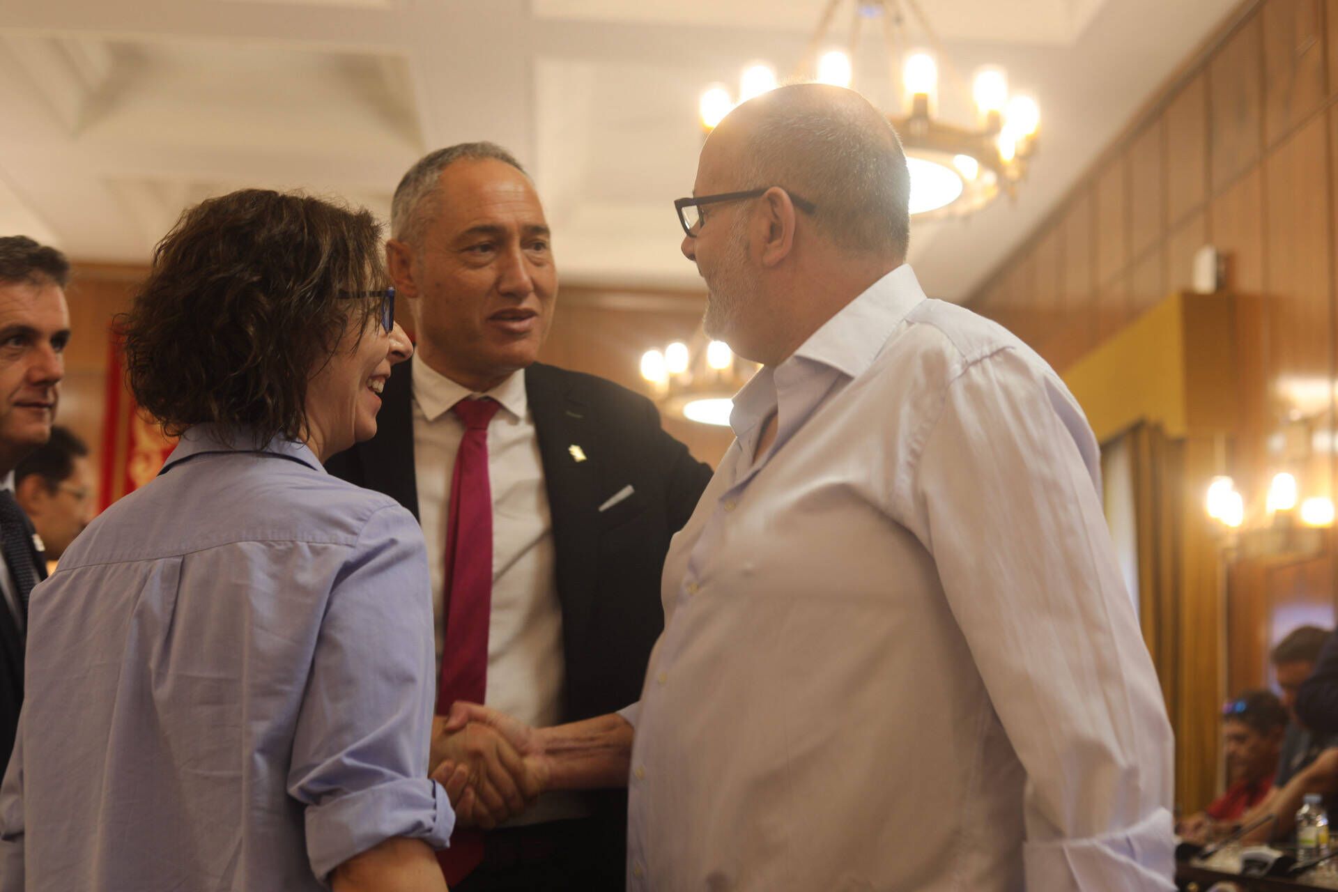 Emilio Fernández y Amaranta Ratón saludan a David García (a la derecha) antes de comenzar el pleno.