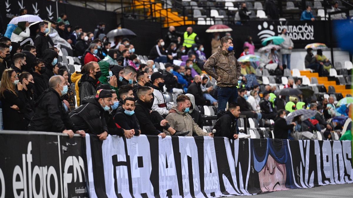 Aficionados del Badajoz durante un partido en el Nuevo Vivero.