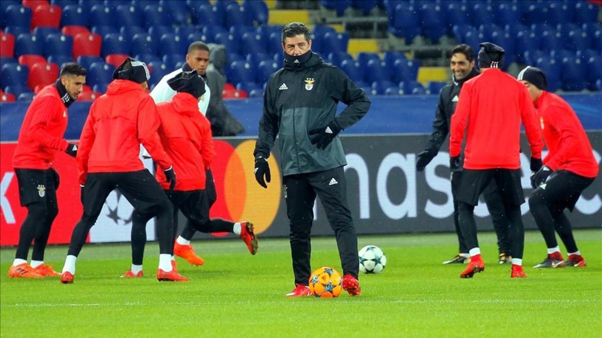 Rui Vitória dirigió el entrenamiento del Benfica bajo el frío moscovita