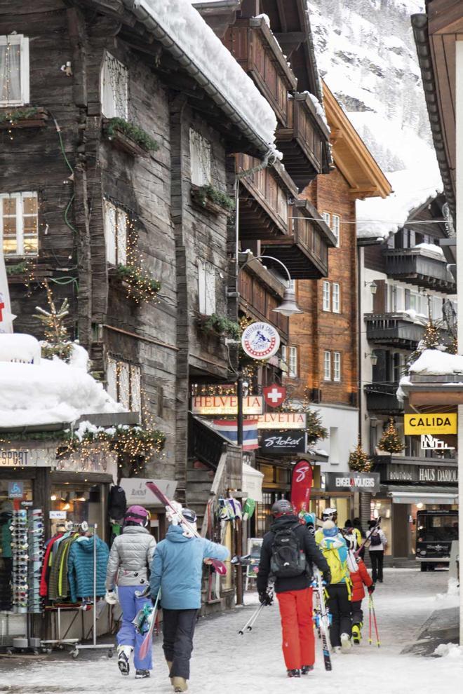 Las calles de Zermatt albergan numerosos hoteles, restaurantes y tiendas.