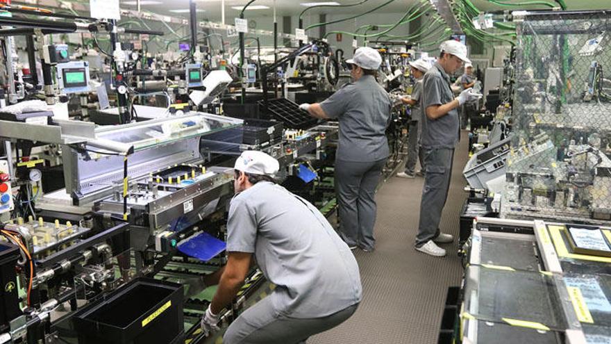 Trabajadores en la fábrica de Fujitsu, situada en el polígono del Guadalhorce de Málaga.