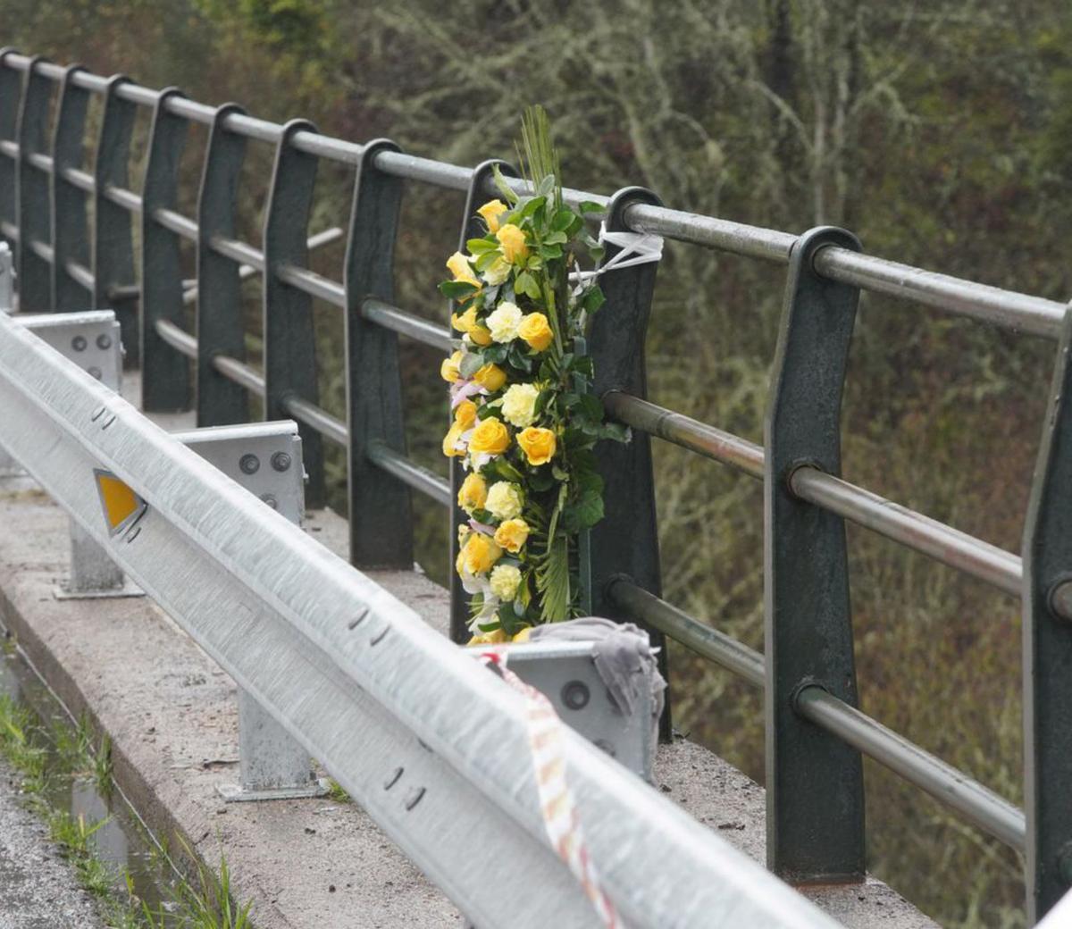 Tras el suceso se colocó un ramo de flores en el puente.   | // BERNABÉ